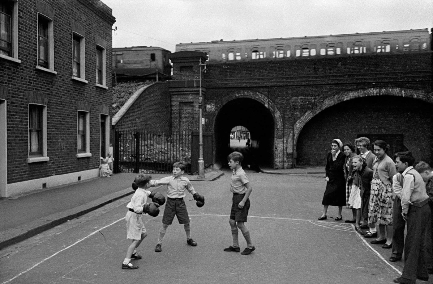Frank Horvat, Boxing boys, Lambeth, London, 1955
