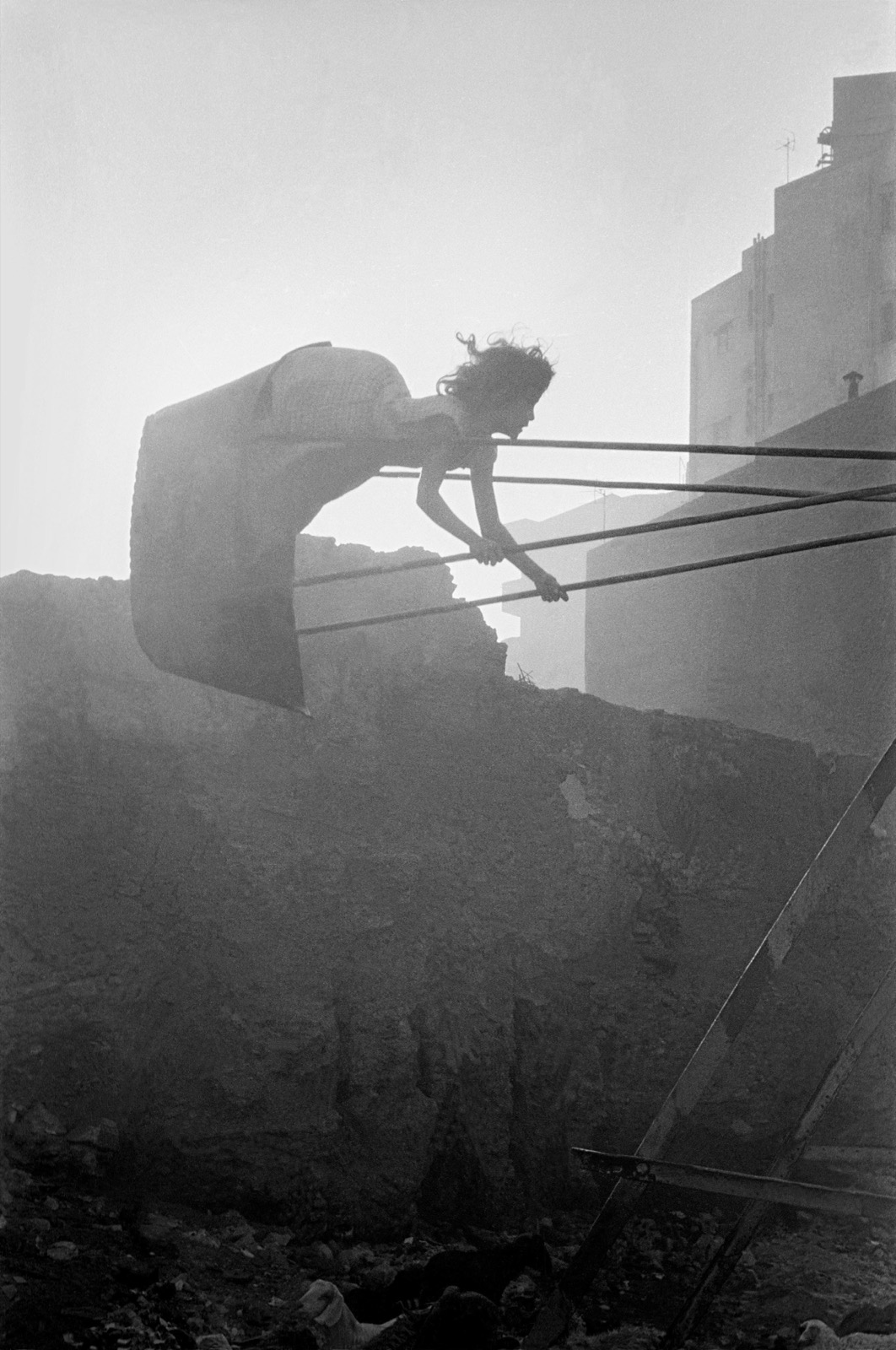 Frank Horvat, Swinging girl, Cairo, Egypt, 1962