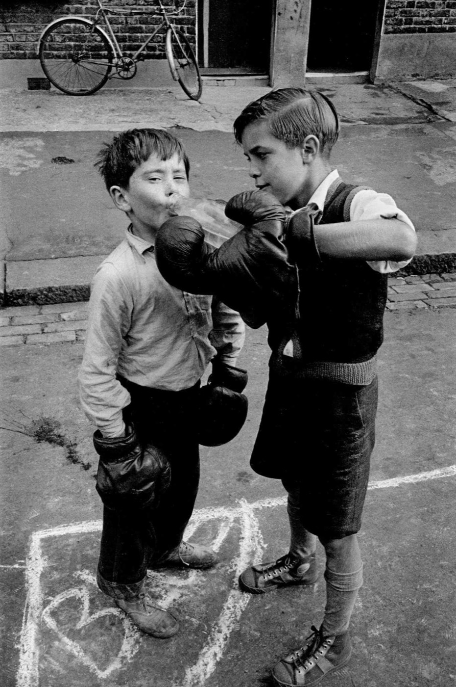 Frank Horvat, Boxing boys, Lambeth, London, 1955