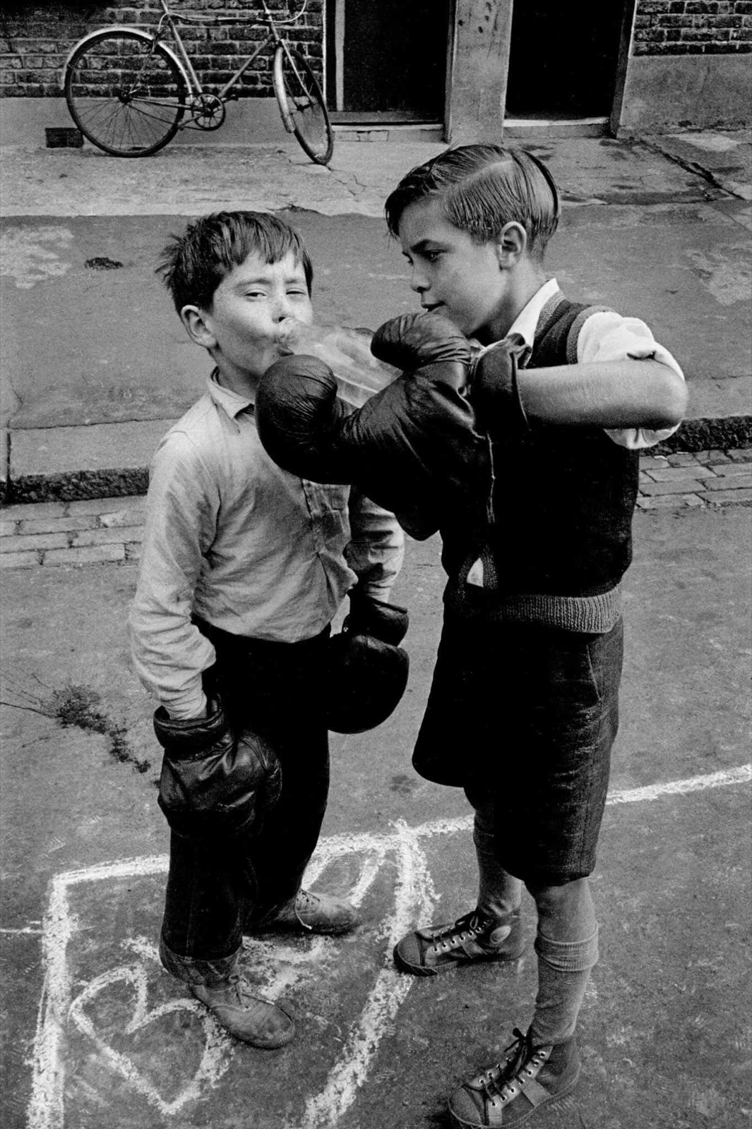 Frank Horvat, Boxing boys, Lambeth, London, 1955