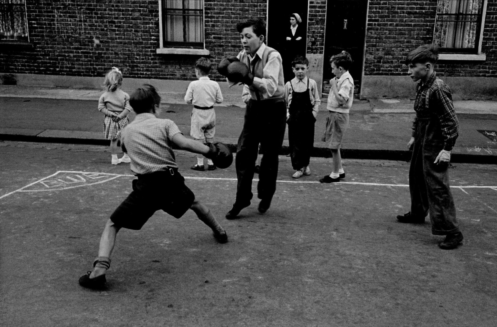 Frank Horvat, Boxing boys, Lambeth, London, 1955