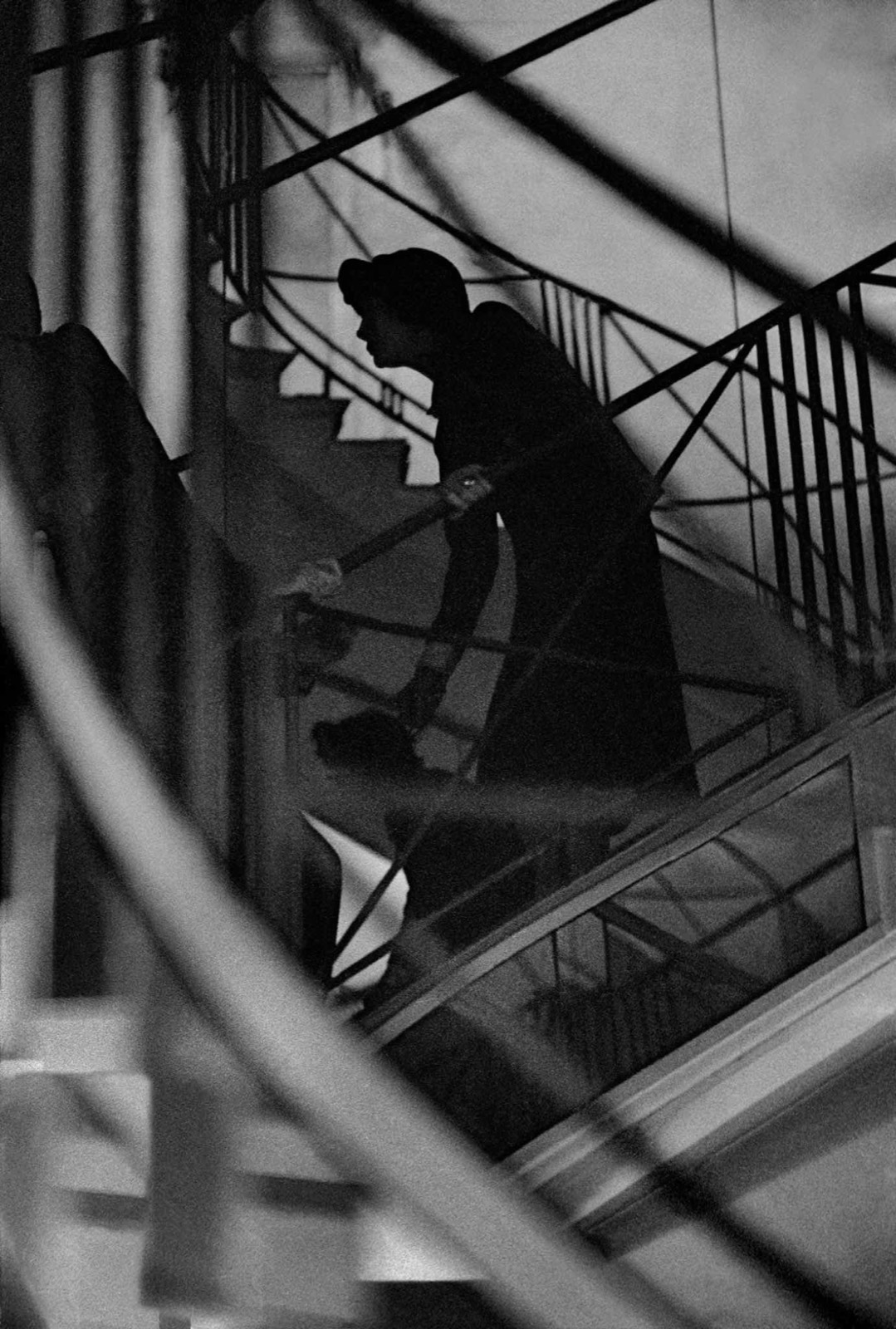 Frank Horvat, Coco Chanel watching her fashion show, Paris, 1958