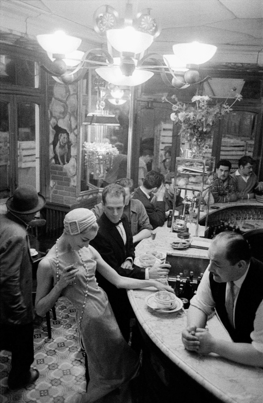 Frank Horvat, Tan Arnold at Le chien qui fume, Paris, 1957