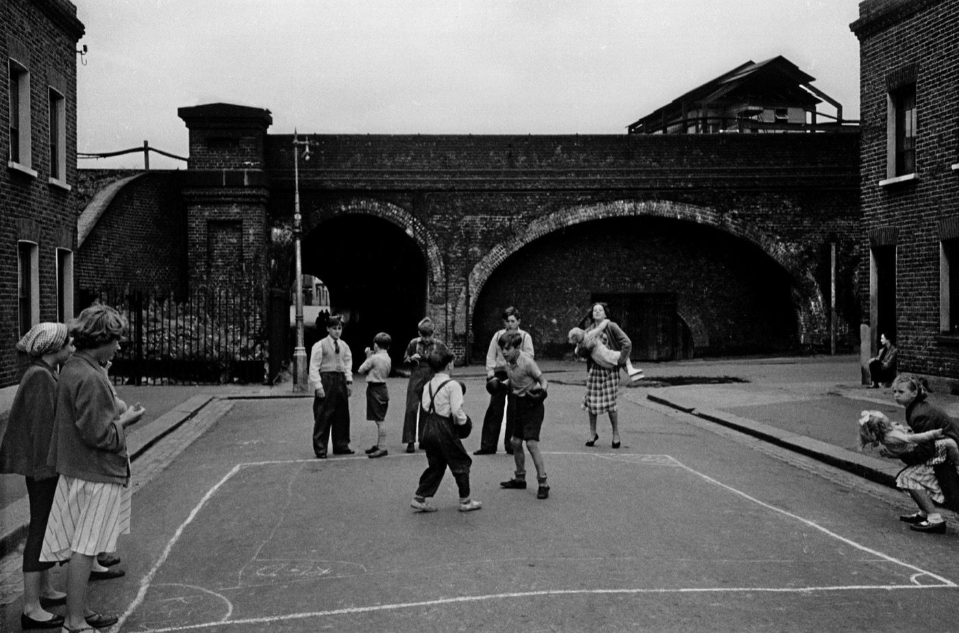 Frank Horvat, Boxing boys, Lambeth, London, 1955
