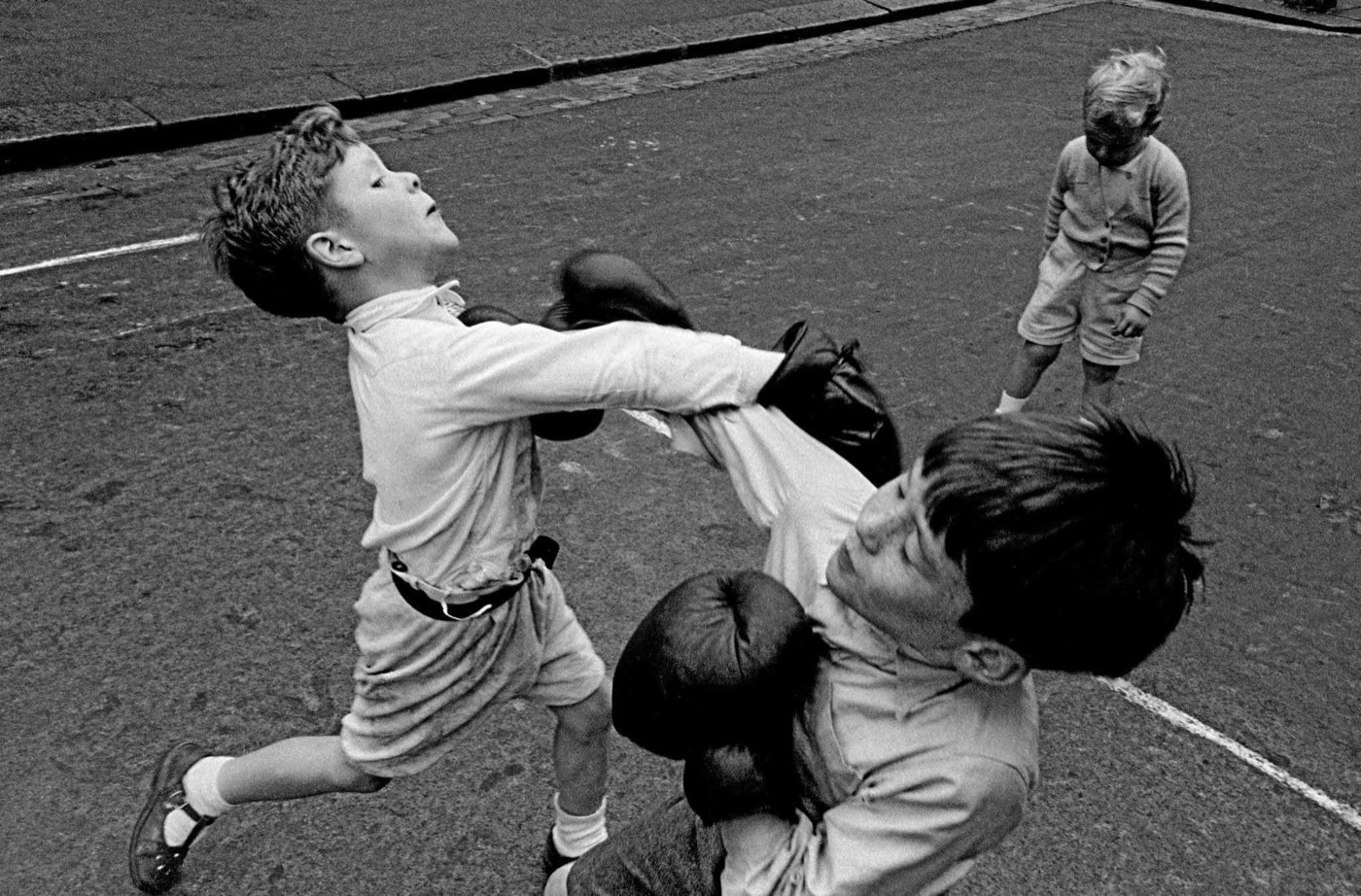 Frank Horvat, Boxing boys, Lambeth, London, 1955