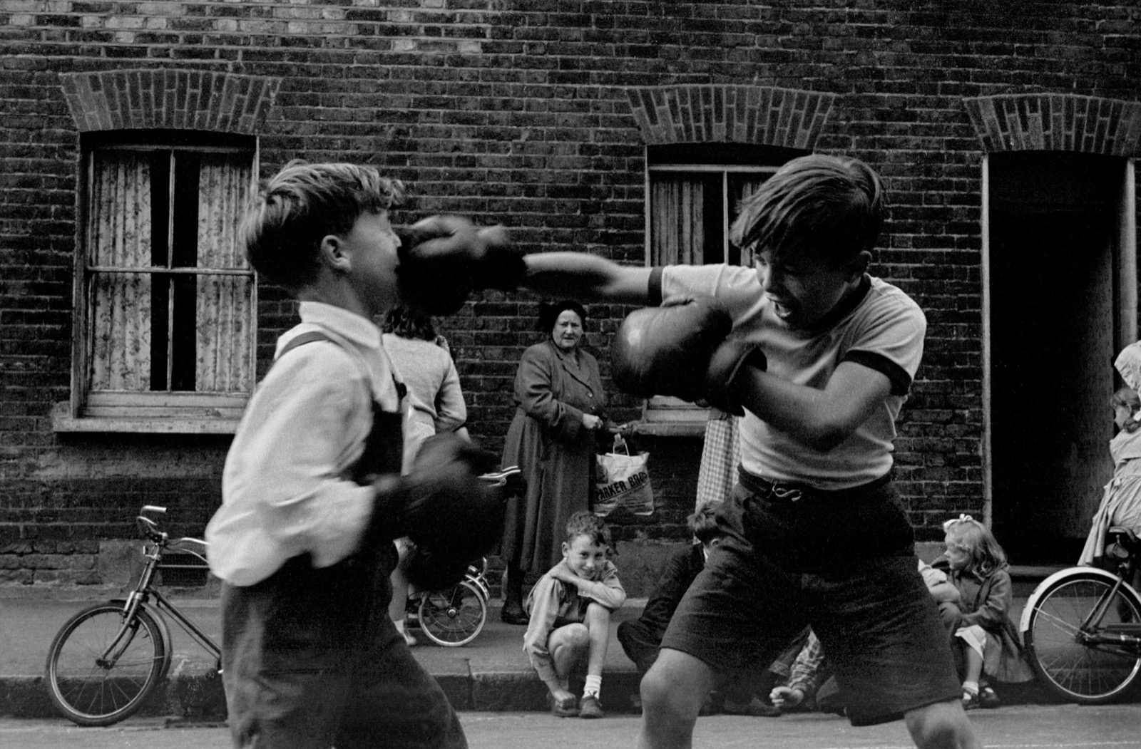 Frank Horvat, Boxing boys, Lambeth, London, 1955