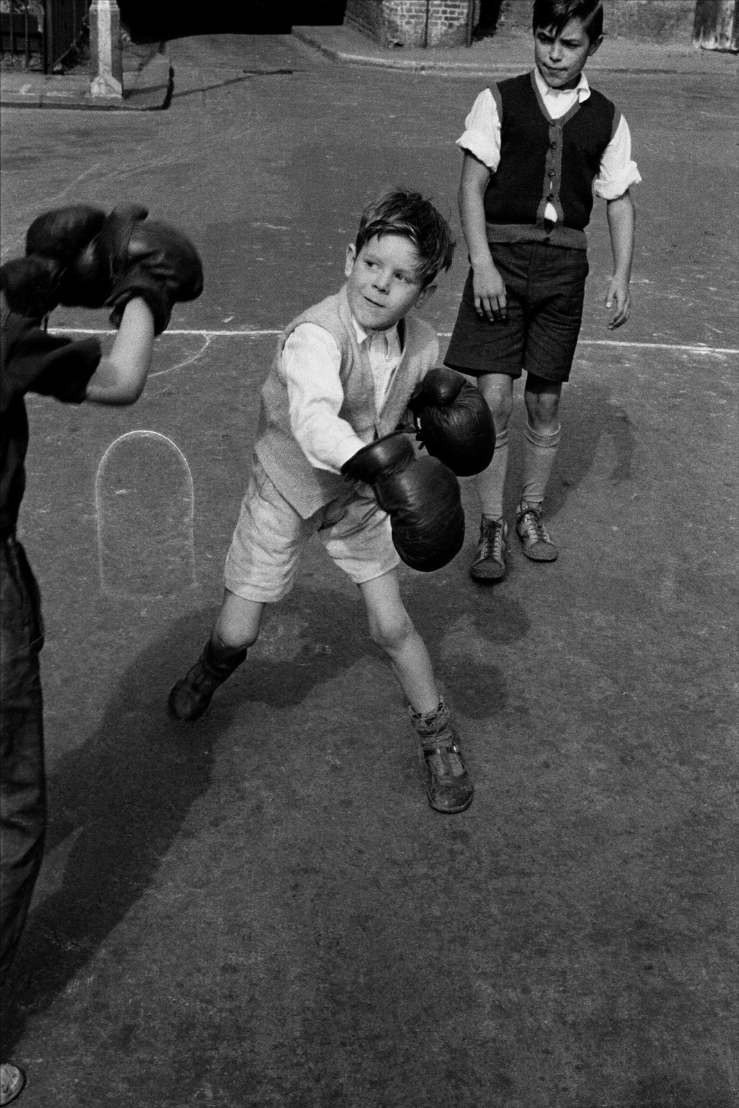 Frank Horvat, Boxing boys, Lambeth, London, 1955