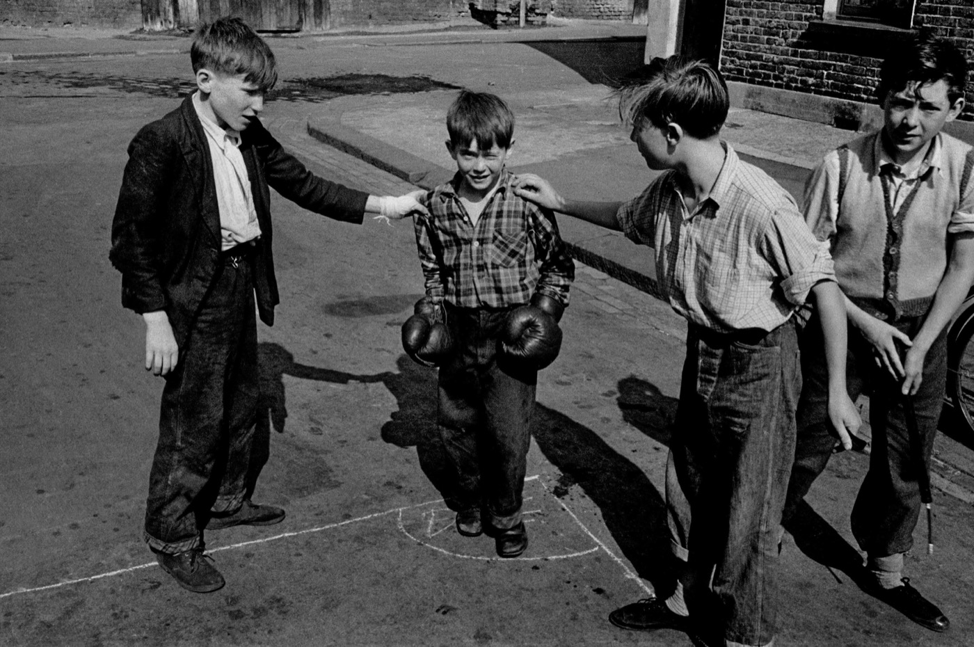 Frank Horvat, Boxing boys, Lambeth, London, 1955