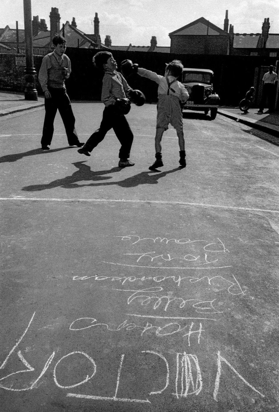 Frank Horvat, Boxing boys, Lambeth, London, 1955