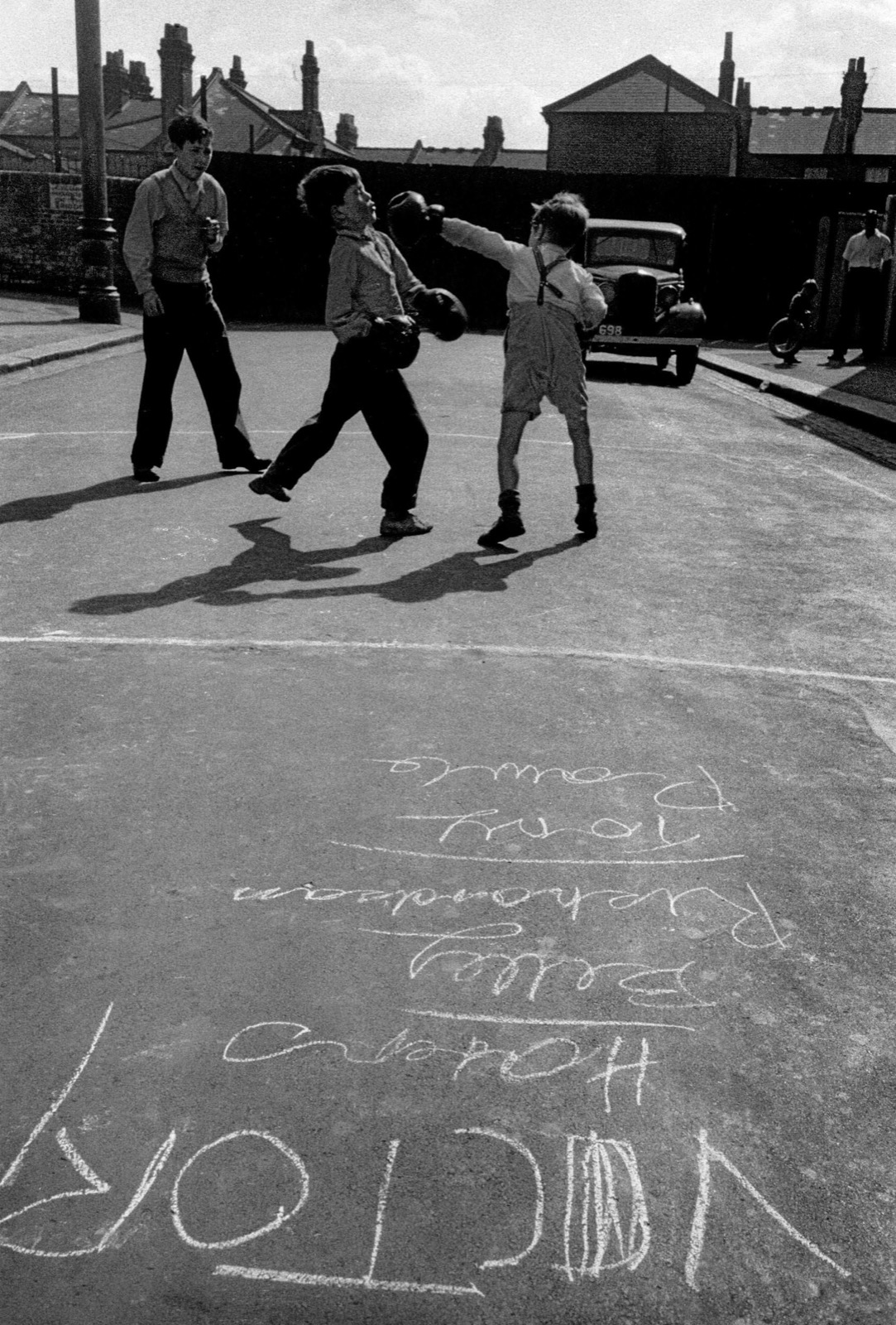Frank Horvat, Boxing boys, Lambeth, London, 1955