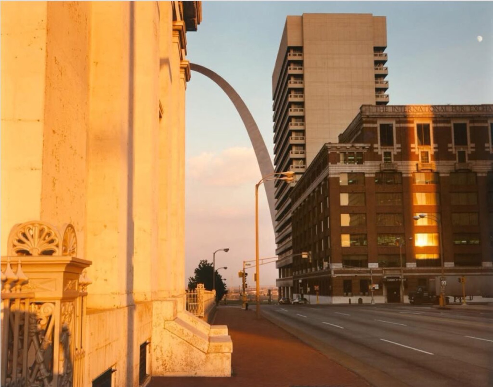 Joel Meyerowitz, Moon and Arch, 4th and Market, St. Louis, Missouri, 1977