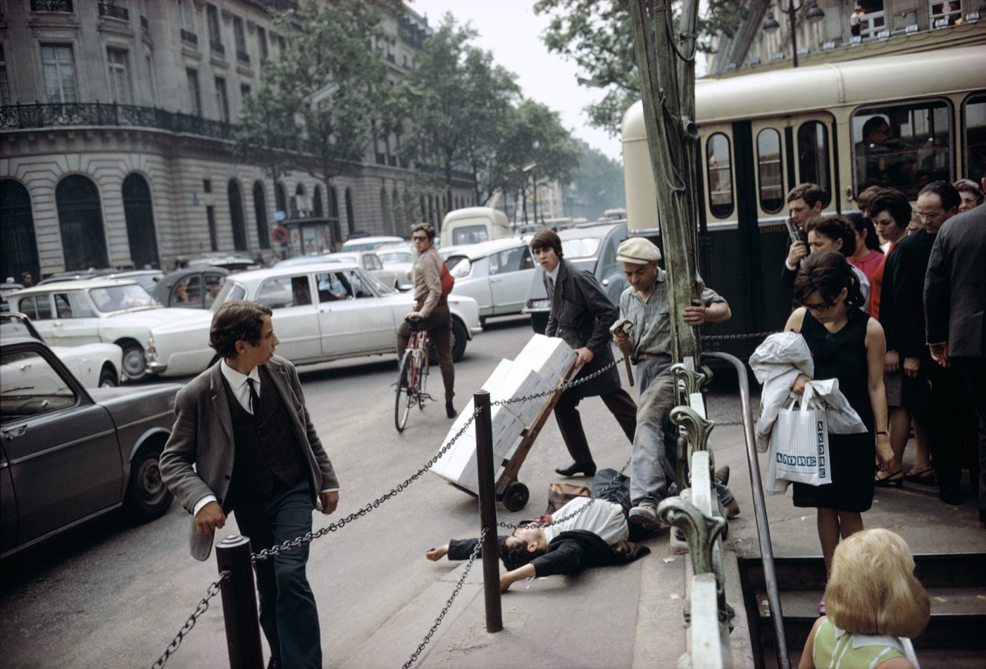 Joel Meyerowitz, Fallen Man, Paris, 1967