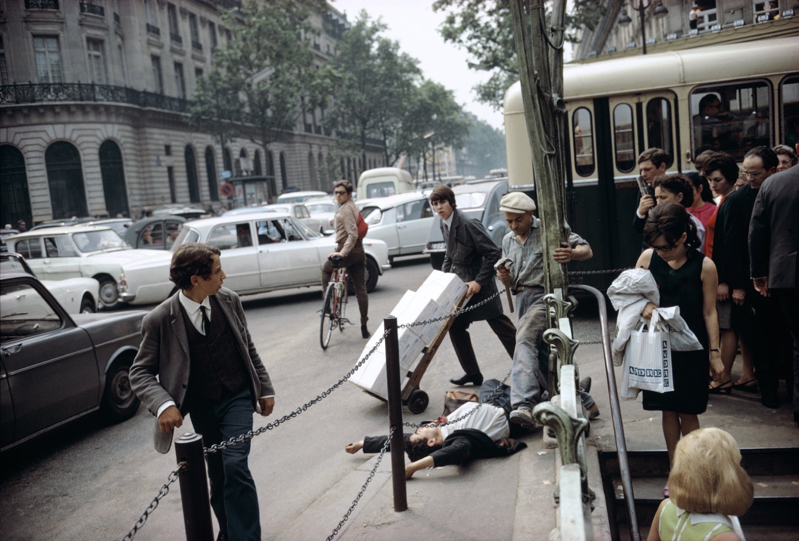 Joel Meyerowitz, Fallen Man, Paris, 1967