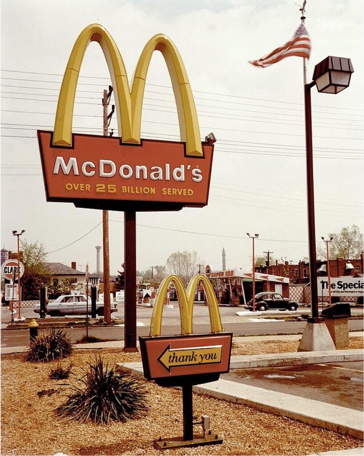 Joel Meyerowitz, Meyerowitz, Joel: St. Louis, Mc Donald's, Two Arches, 1978