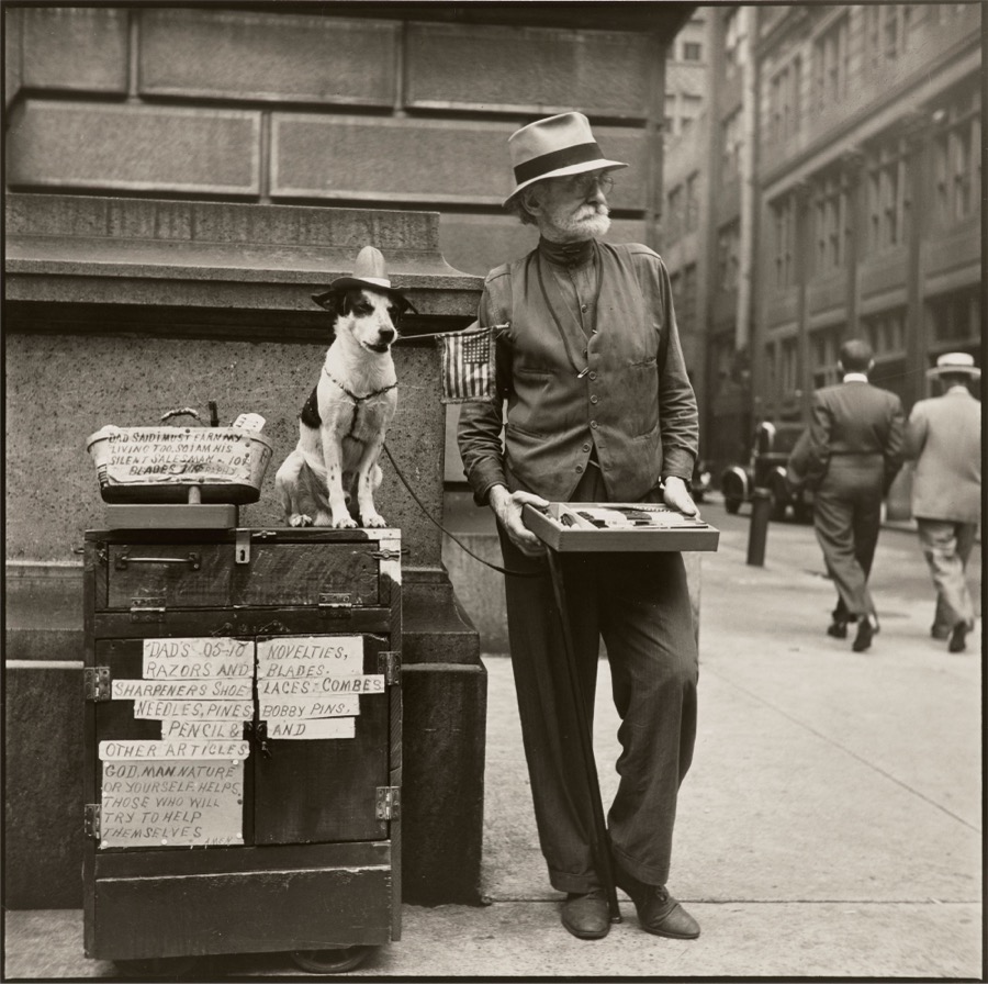 Louis Faurer, Silent Salesman, Philadelphia, 1937