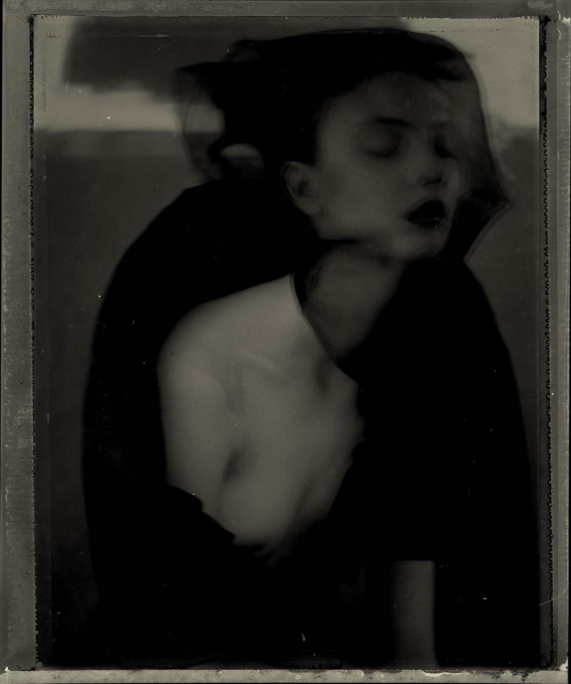 Sarah Moon, Femme voilée II, (Les yeux fermés), 2011