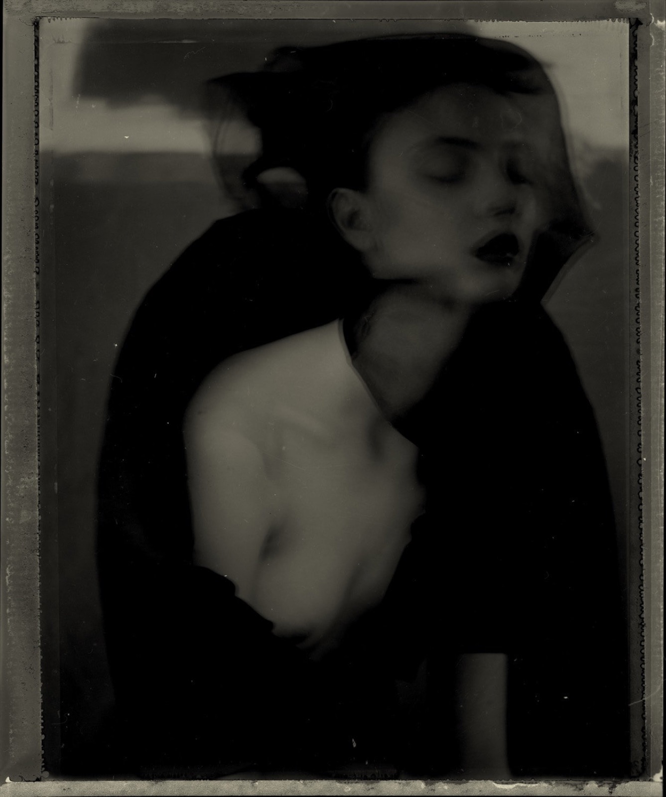 Sarah Moon, Femme voilée II, (Les yeux fermés), 2011